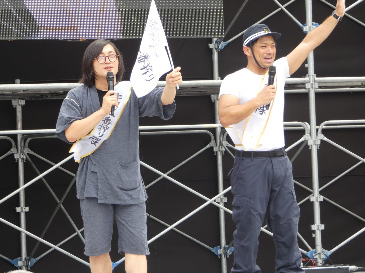 松原タニシと写真を撮ると、足が消える?