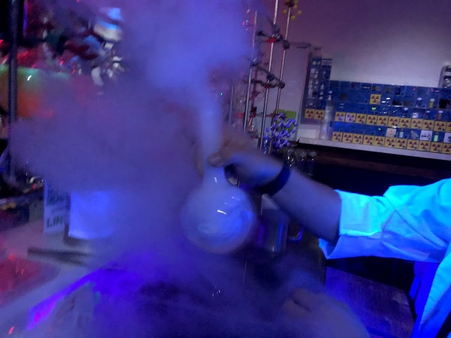 マスターは本物の化学者!サイエンスバー!